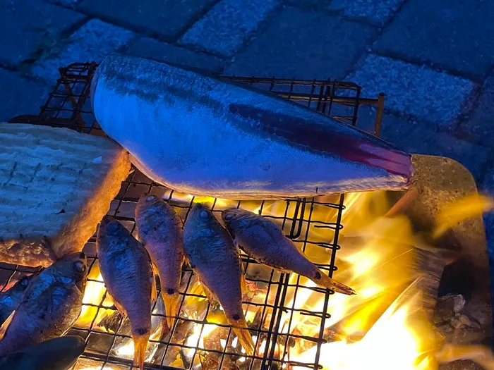 釣った小魚でバーベキュー