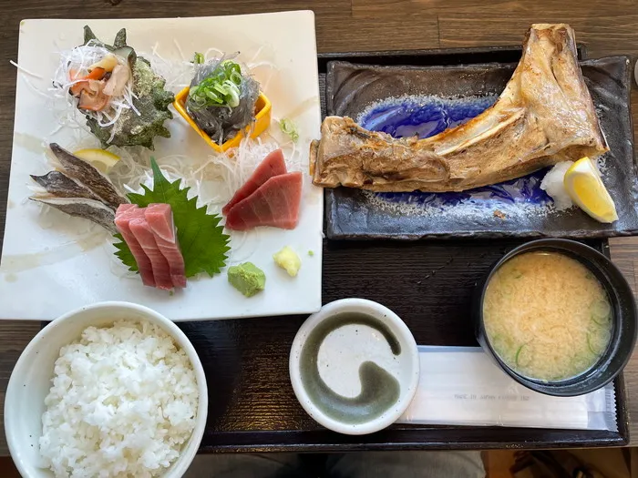 魚市場食堂　日替り刺身＆焼き魚定食