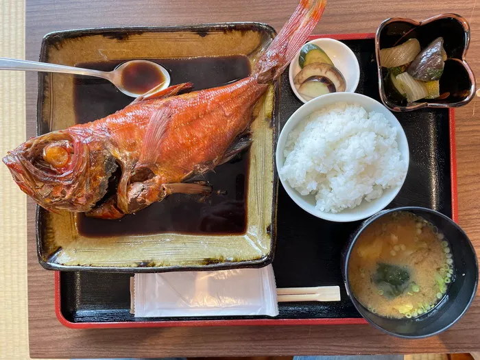 三崎「涌魚」金目の煮付け定食