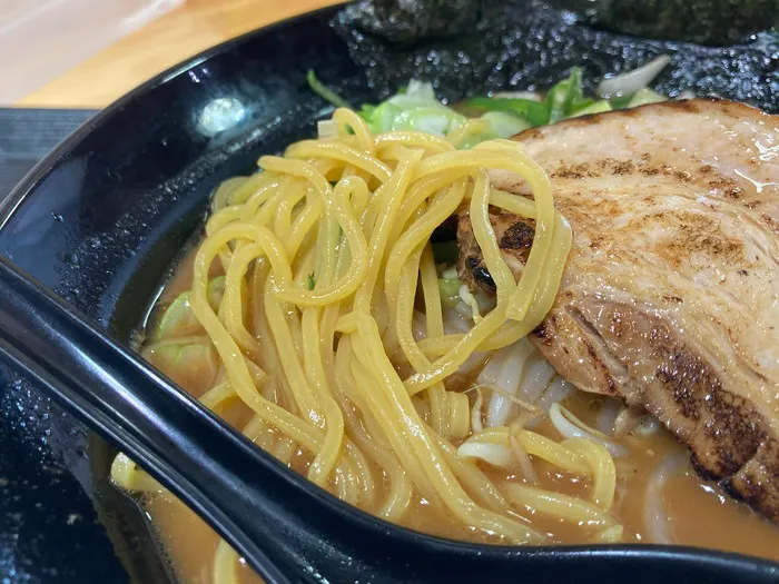 軍配山ラーメン、麺の写真