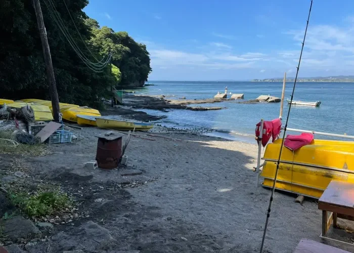 油壷釣船組合の海、レンタルボートが並んでいます