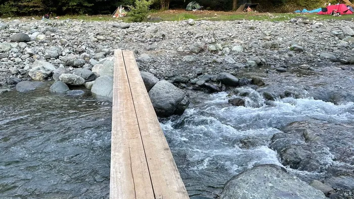 滝沢園キャンプ場、川を渡る橋