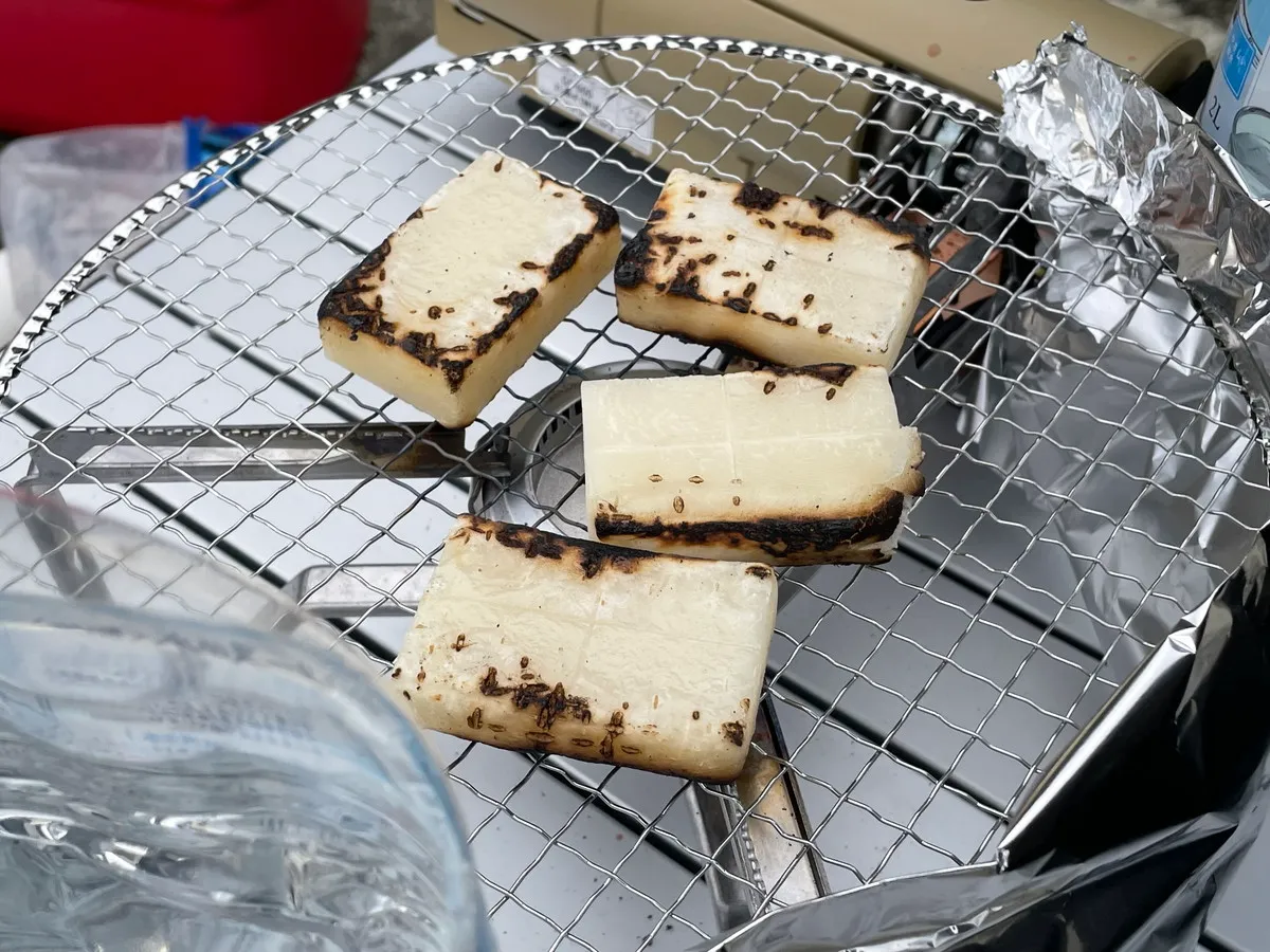 雑煮用の餅を直火で焼いてます